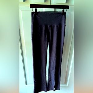 Like New Women’s Beyond Yoga Make the Cut Split Ankle Pant Navy